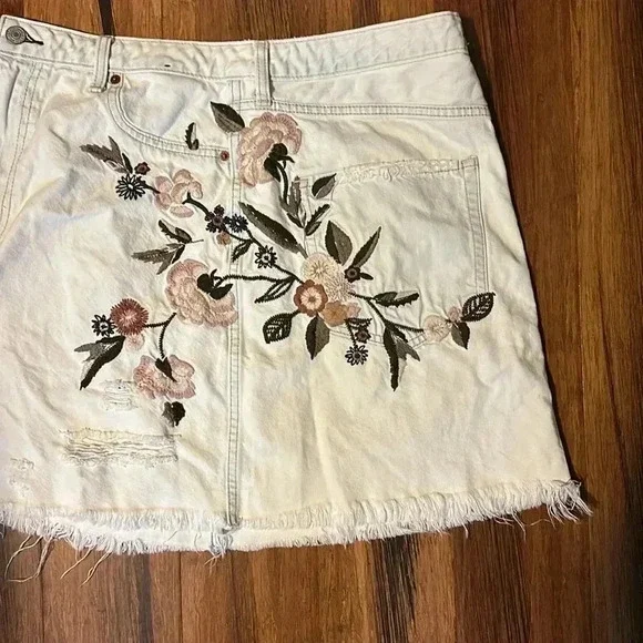 Abercrombie & Fitch embroidered skirt - Picture 3 of 7